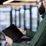 Image de StarTech.com Filtre de Confidentialité à 4 Directions pour Surface Pro 8/9/X 13 pouces, pour Portrait/Paysage, Écran de Protection Surface, +/- 30 Degrés de Vue, Filt ... (13SP-PRIVACY-SCREEN)