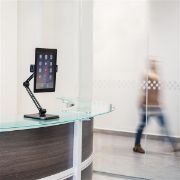 Image de StarTech.com Support de bureau pour tablette universel - Fixation murale (ARMTBLTDT)