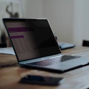 Image de StarTech.com Filtre de Confidentialité pour MacBook Pro M1/M2 de 13,3 Pouces, Filtre Antireflet/Anti Lumière Bleue, Protection d'Écran, Angle de Vue de +/- 30 Degrés ... (133MF-PRIVACY-SCREEN)