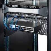 Image de StarTech.com Etagère ventilée montée en rack 2U 22 pouces - Etagère d'armoire serveur fixe - 22 kg (CABSHELF22V)