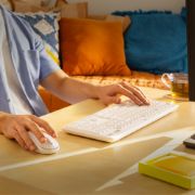 Image de Logitech MK295 Silent Wireless Combo clavier Souris incluse Bureau RF sans fil QWERTY Anglais Blanc (920-009824)