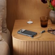 Image de Apple Coque Beats Kickstand avec MagSafe et Commande de l’appareil photo pour iPhone 17 Pro - Gris granite - Granit, Gris (MGY74LL/A)