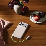 Image de Apple Coque Beats Kickstand avec MagSafe et Commande de l’appareil photo pour iPhone 17 Pro Max - Gris gypse - Citron vert, Couleur de la pierre (MGTQ4LL/A)