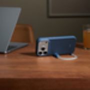 Image de Apple Coque Beats Kickstand avec MagSafe et Commande de l’appareil photo pour iPhone 17 Pro - Bleu basalte - Rose (MGTP4LL/A)