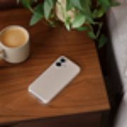 Image de Apple Coque Beats avec MagSafe et Commande de l’appareil photo pour iPhone 17 - Gris gypse - Citron vert,Couleur de la pierre (MGK34LL/A)